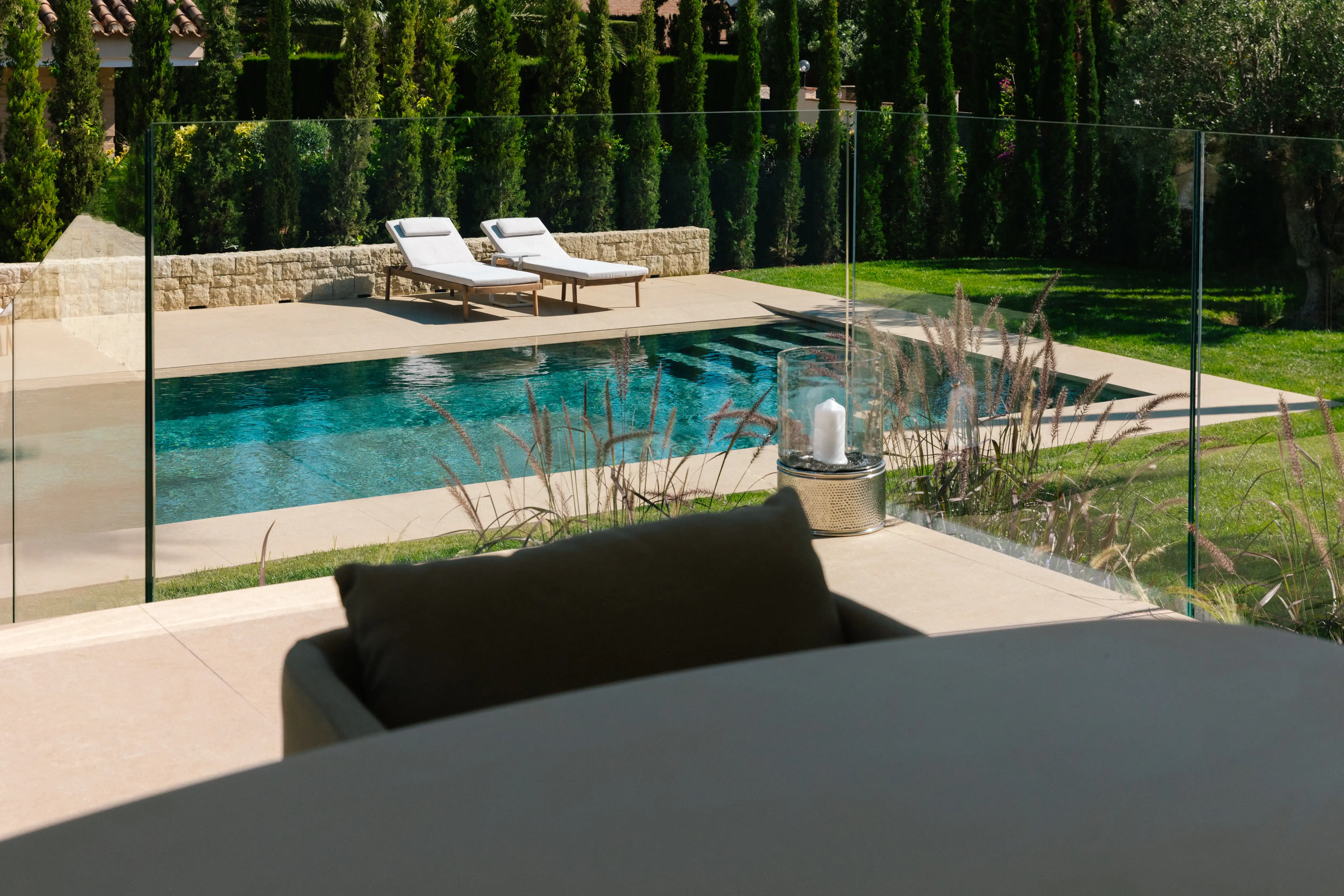Outdoor terrace and pool area after ремонт виллы in Campolivar Валенсия image 1
